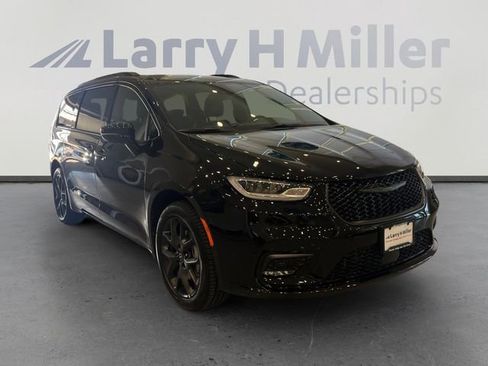 New 2026 Chrysler Pacifica Limited image 7