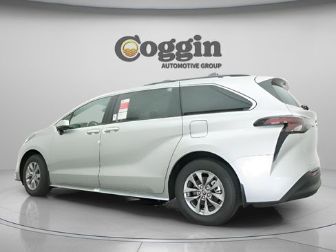 Used 2025 Toyota Sienna XLE image 8