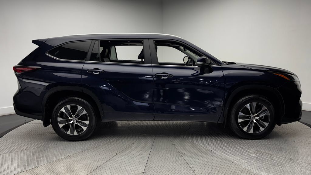Used 2025 Toyota Highlander XLE AWD/4WD image 44