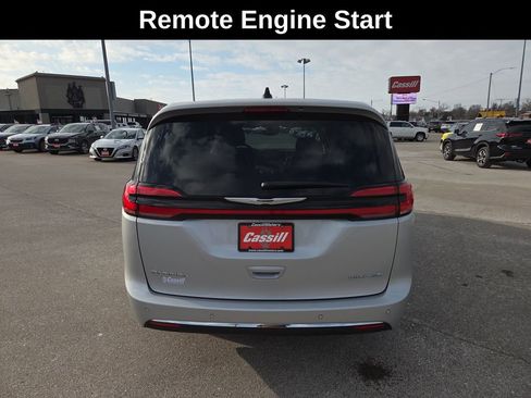 Used 2024 Chrysler Pacifica Limited image 5