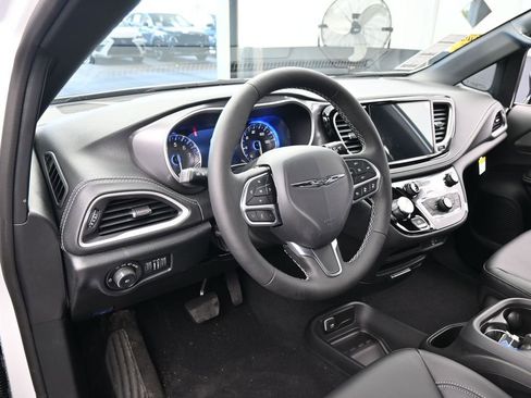 New 2026 Chrysler Pacifica Select image 10