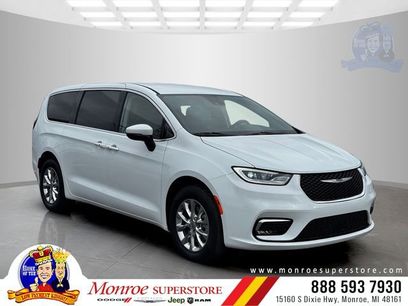 Used 2023 Chrysler Pacifica Touring-L