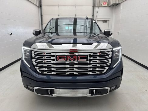 Used 2022 GMC Sierra 1500 Denali w/ Technology Package AWD/4WD image 2