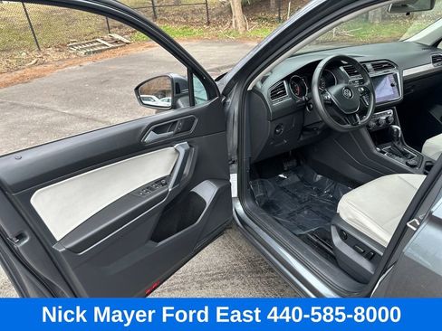 Used 2020 Volkswagen Tiguan SE w/ Panoramic Sunroof Package image 24