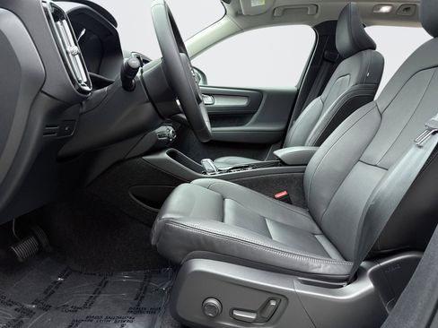 Used 2025 Volvo XC40 B5 Plus AWD/4WD image 11