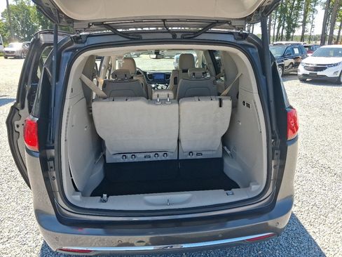 Used 2017 Chrysler Pacifica Limited w/ UConnect Theater Package FWD image 20