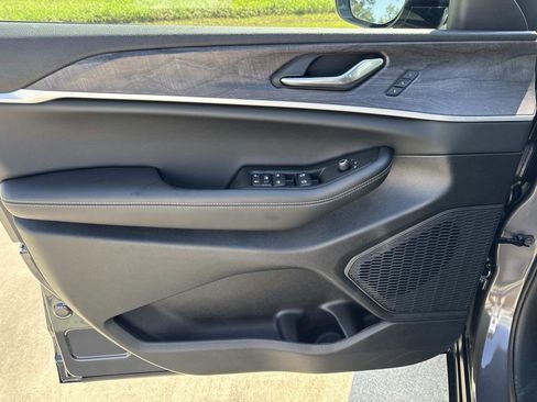 New 2025 Jeep Grand Cherokee Limited w/ Black Appearance Package image 37