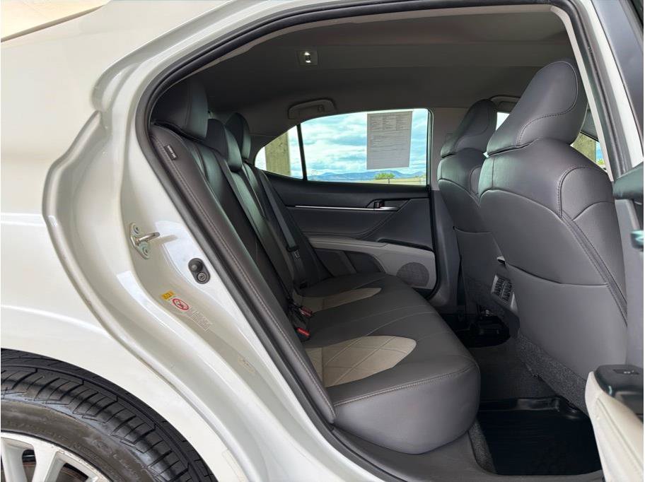 Used 2018 Toyota Camry XLE FWD image 13