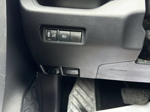 Used 2021 Toyota RAV4 LE AWD/4WD image 32