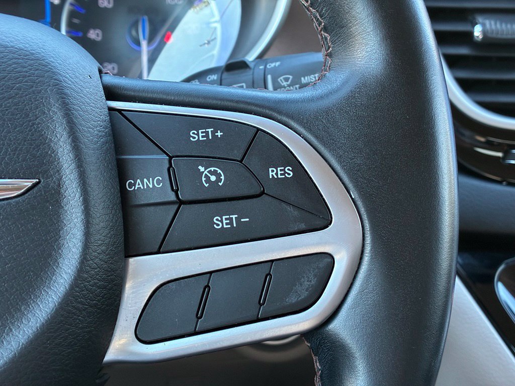 Used 2017 Chrysler Pacifica Touring-L FWD image 23