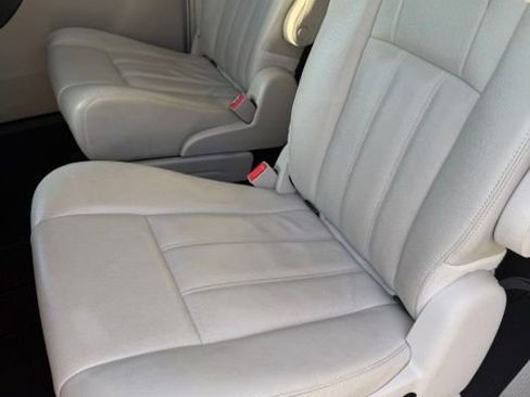 Used 2013 Chrysler Town & Country Touring FWD image 5