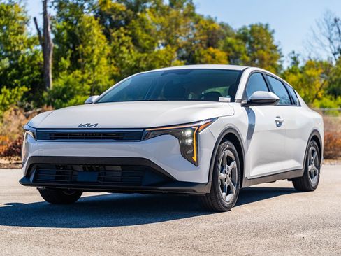 New 2026 Kia K4 LXS FWD image 2