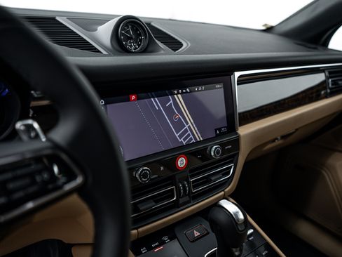 Certified 2026 Porsche Macan AWD/4WD image 14