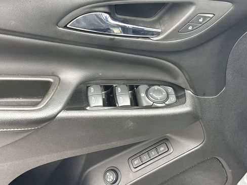 Used 2023 Chevrolet Equinox Premier image 17