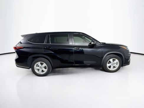 Used 2024 Toyota Highlander LE FWD image 2