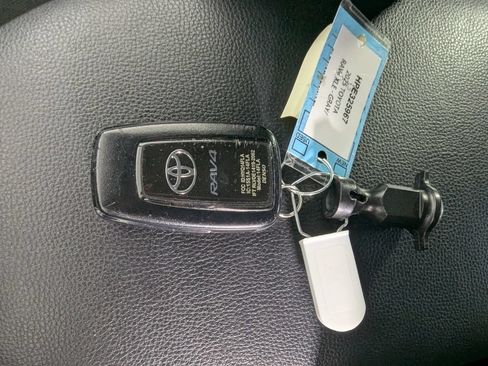Used 2025 Toyota RAV4 XLE FWD image 27