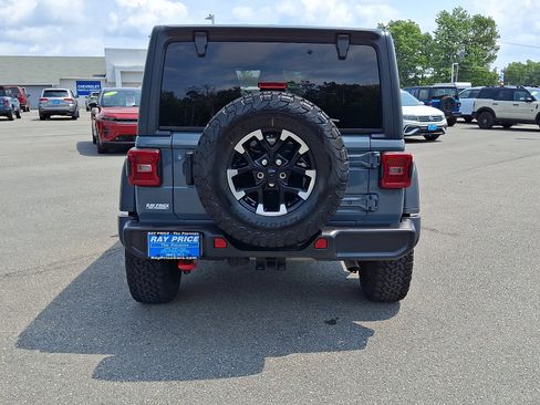 Used 2025 Jeep Wrangler Unlimited Rubicon w/ Convenience Group AWD/4WD image 5