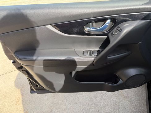 Used 2017 Nissan Rogue Sport SV w/ SV Premium Package image 9