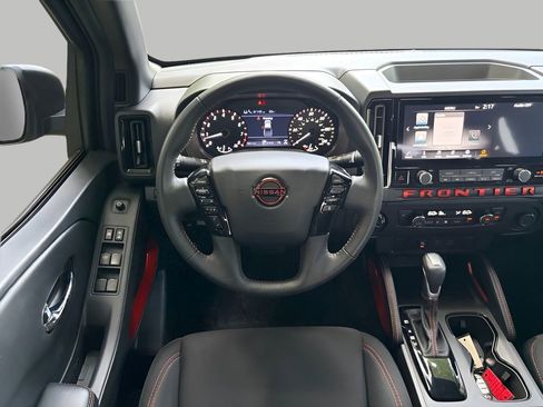 Used 2025 Nissan Frontier PRO-4X AWD/4WD image 13