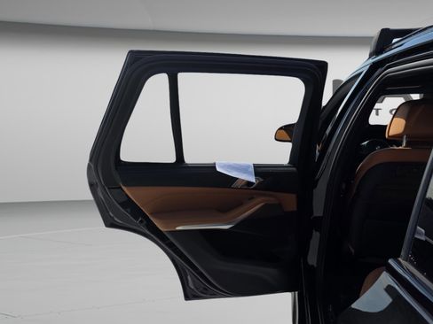 Used 2022 BMW X5 xDrive40i w/ M Sport Package image 18