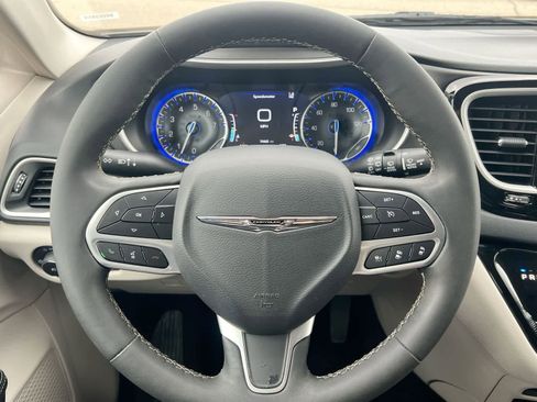 Used 2023 Chrysler Pacifica Touring-L image 22