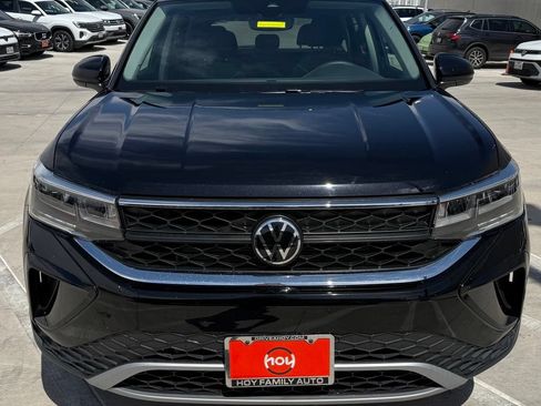 Used 2023 Volkswagen Taos SE w/ Panoramic Sunroof Package FWD image 3