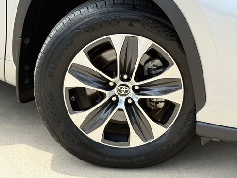 Used 2023 Toyota Highlander XLE FWD image 2