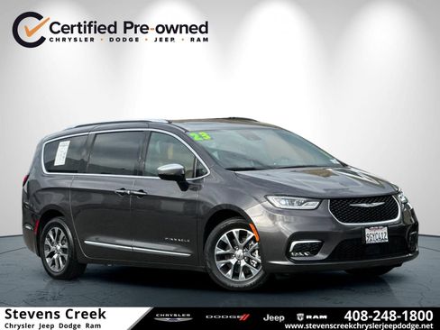 Used 2023 Chrysler Pacifica Pinnacle FWD image 1