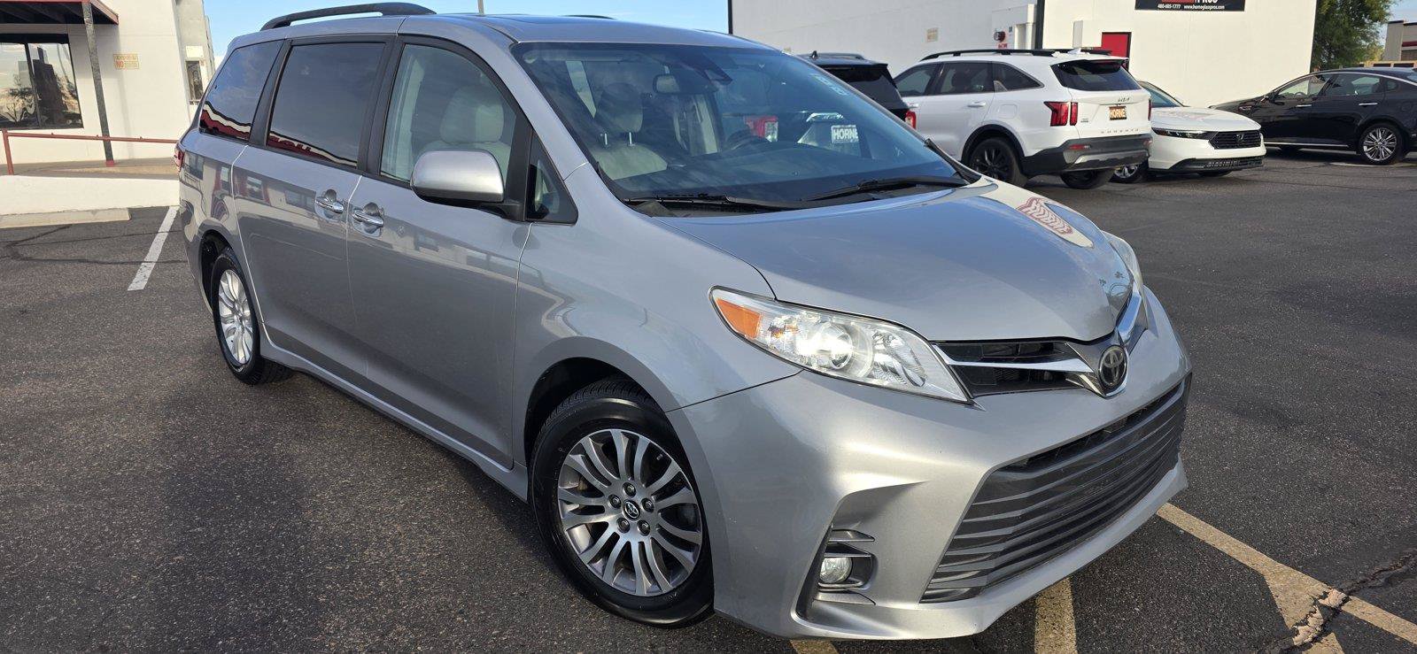 Used 2018 Toyota Sienna XLE FWD image 3
