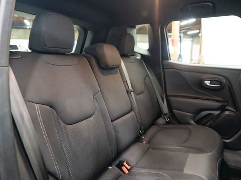 Used 2022 Jeep Renegade Altitude w/ Convenience Group AWD/4WD image 30