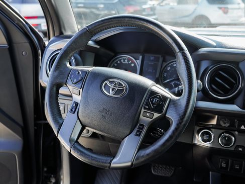 Used 2020 Toyota Tacoma TRD Sport w/ Technology Package AWD/4WD image 31