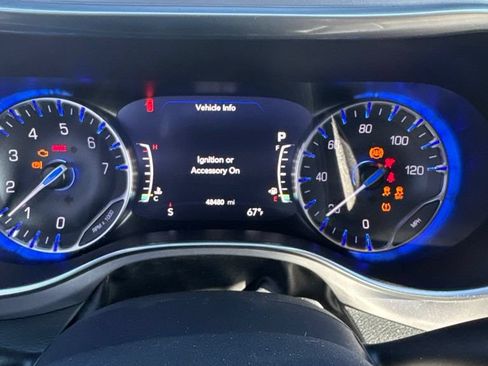Used 2025 Chrysler Pacifica Limited FWD image 9