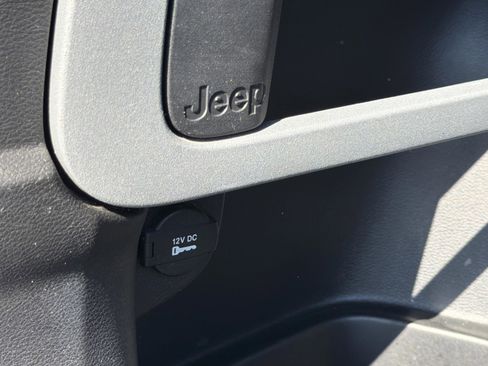 Used 2015 Jeep Cherokee Limited image 32