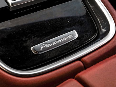 Used 2018 Porsche Panamera image 25