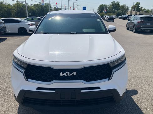 Used 2023 Kia Sorento LX FWD image 2