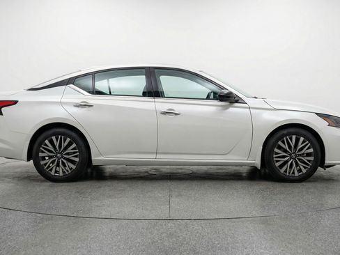 Used 2025 Nissan Altima 2.5 SV image 11