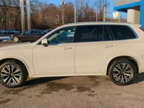 Used 2022 Volvo XC90 T5 Momentum w/ Climate Package image 5