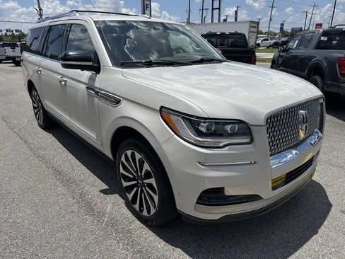 Used 2023 Lincoln Navigator L Reserve AWD/4WD image 3