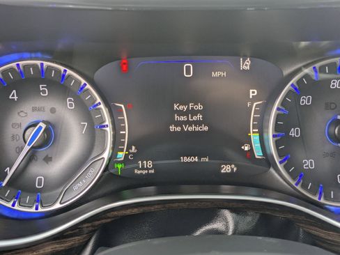 Used 2023 Chrysler Pacifica Limited w/ Uconnect Theater Family Group image 21