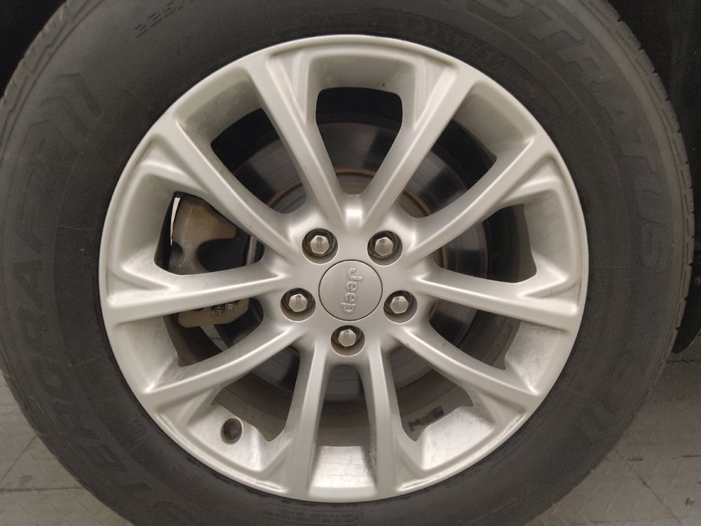 Used 2019 Jeep Cherokee Latitude w/ Popular Appearance Group AWD/4WD image 31