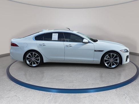 Used 2022 Jaguar XF SE RWD image 4