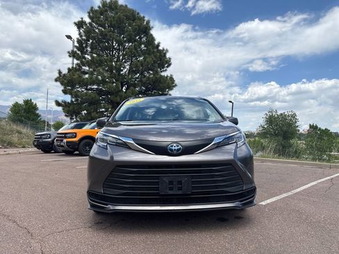 Used 2023 Toyota Sienna LE AWD/4WD image 8