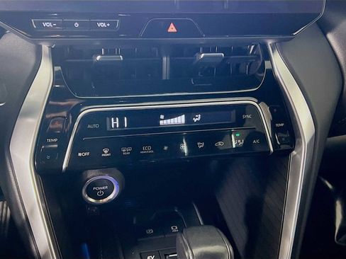 Used 2024 Toyota Venza XLE image 15