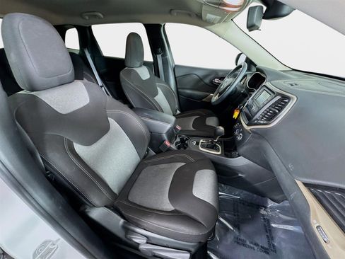 Used 2018 Jeep Cherokee Latitude w/ Altitude Package image 25