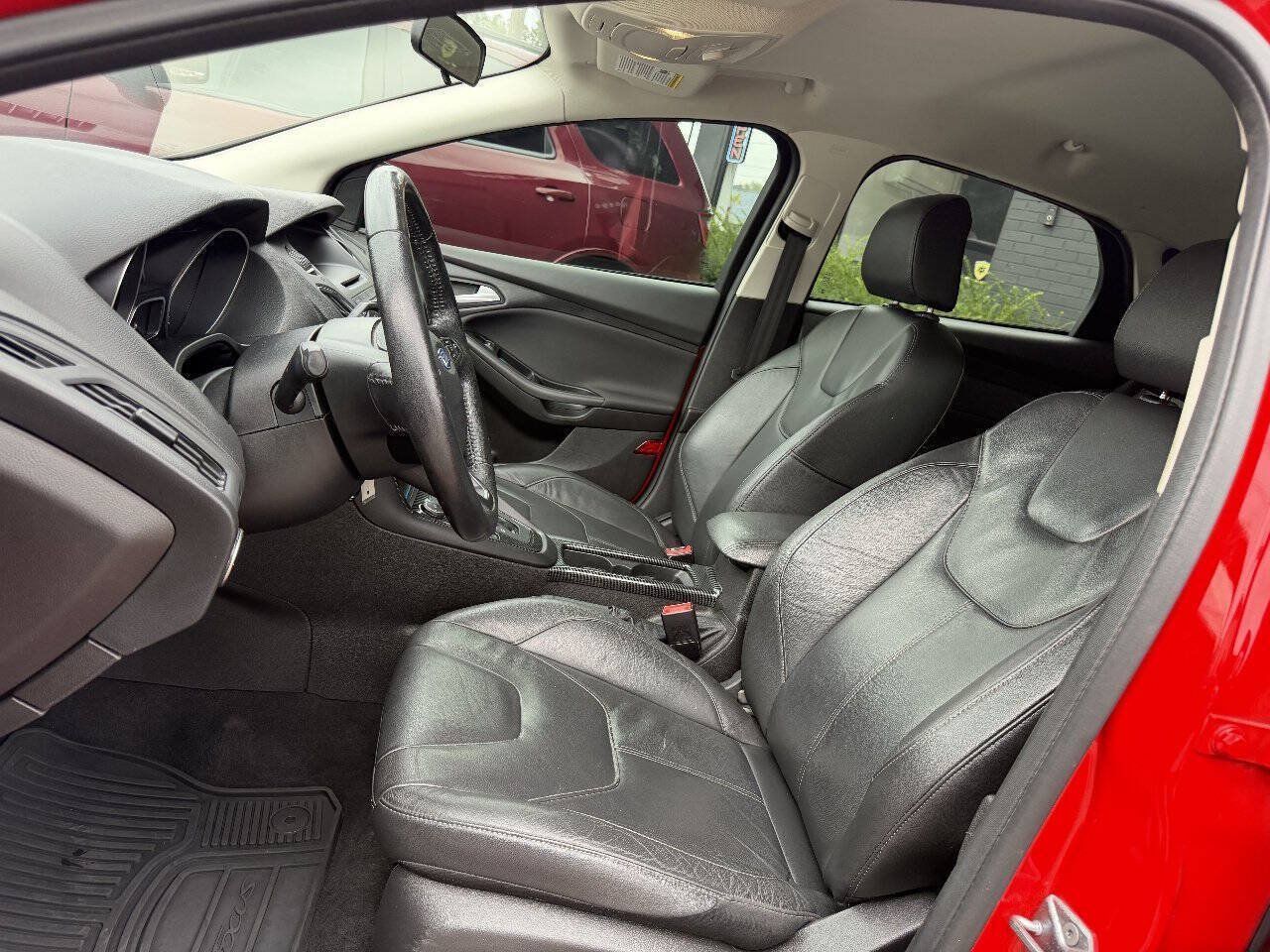 Used 2016 Ford Focus SE w/ Equipment Group 201A FWD image 9