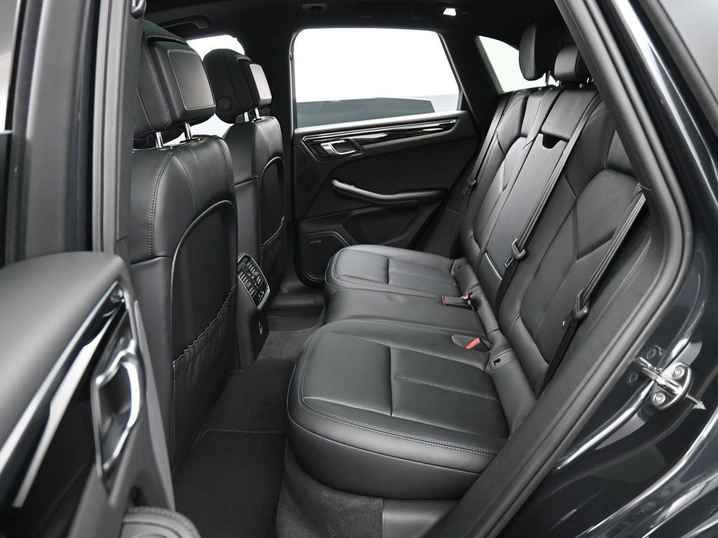 Certified 2026 Porsche Macan AWD/4WD image 25