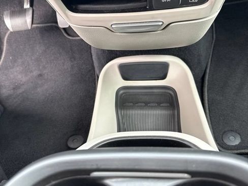 Used 2022 Chrysler Pacifica Touring-L FWD image 21