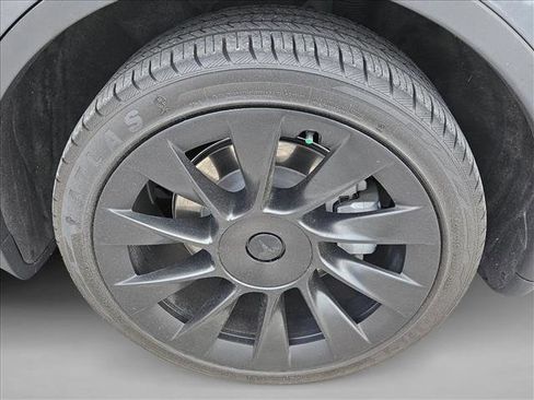Used 2022 Tesla Model Y Long Range image 23