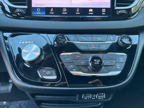 Used 2025 Chrysler Pacifica Select image 20