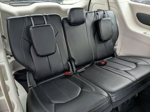 Used 2023 Chrysler Pacifica Touring-L FWD image 17